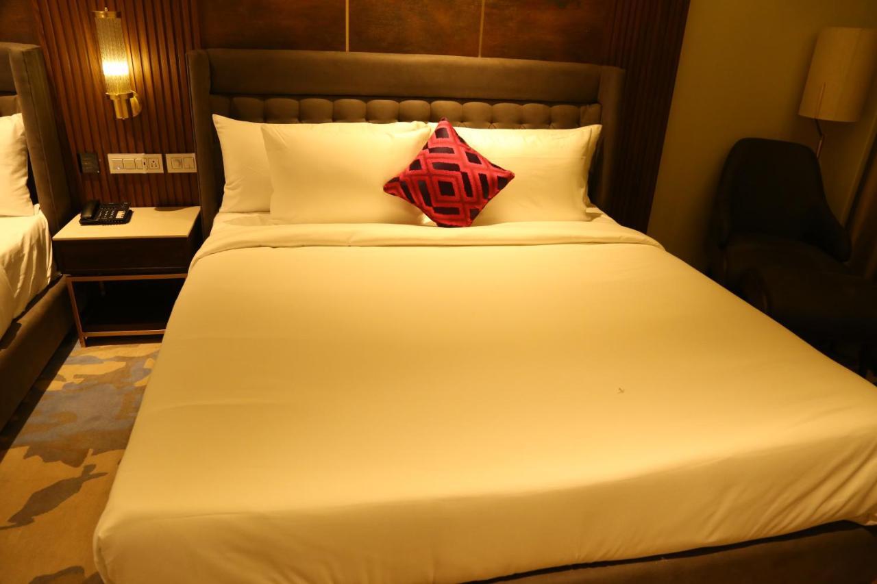 Dreamz Inn & Suites Zirakpur Exterior photo