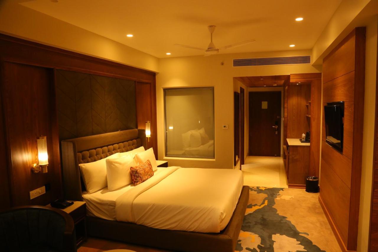 Dreamz Inn & Suites Zirakpur Exterior photo