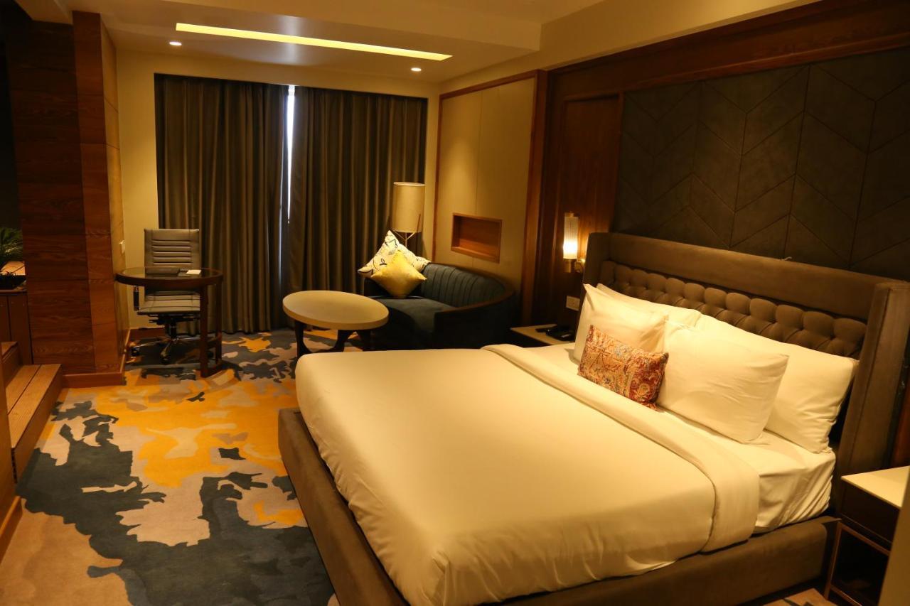 Dreamz Inn & Suites Zirakpur Exterior photo